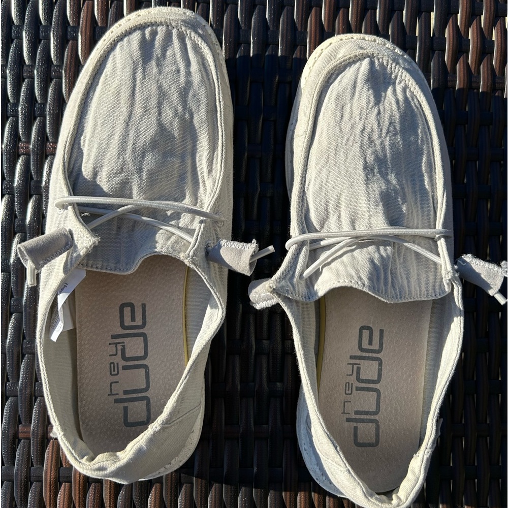 Women’s size 8, light gray slip on. Worn a few times.